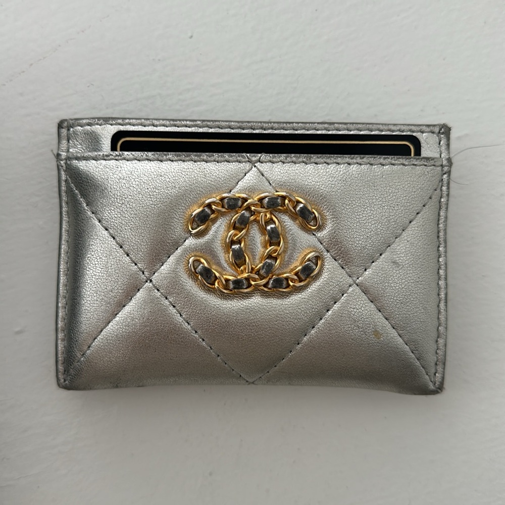Silver Interlocking Chanel 19 Card Holder - Picture 3 of 9